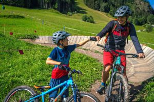 Papa mit Sohn imBike-Park