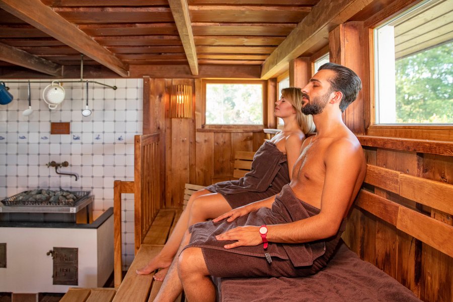 Paar entspannt in Sauna