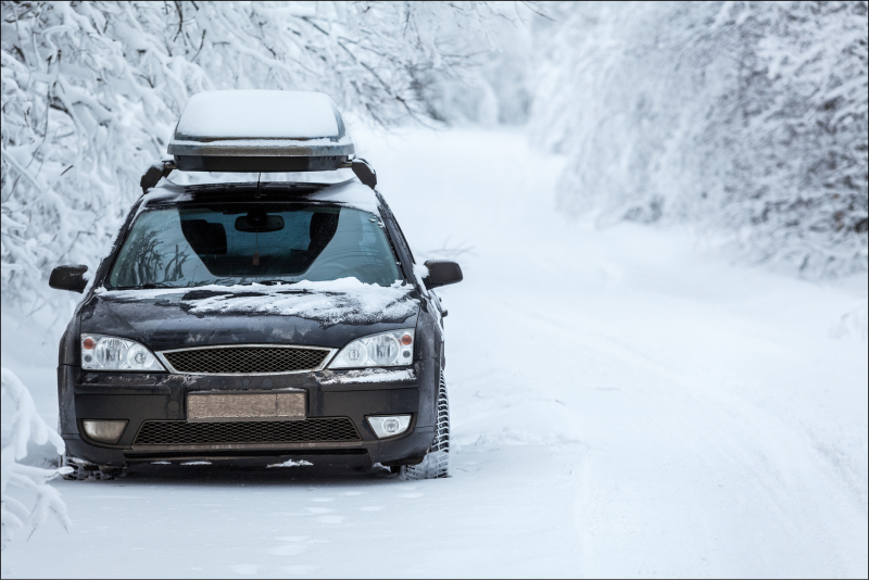 Auto im Schnee mit Dachbox