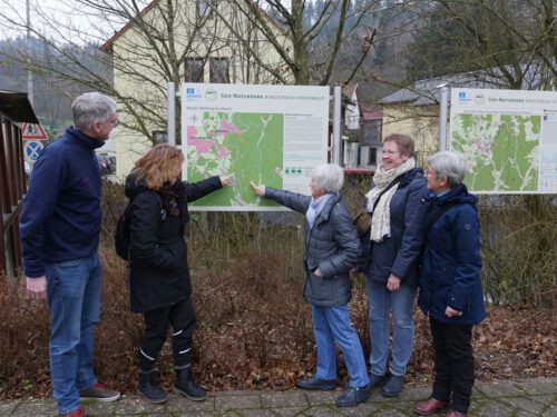 Teilnehmer vor Streckentafel