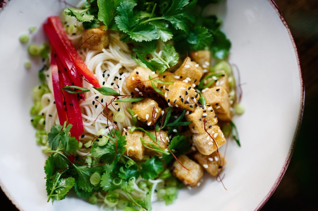 Teller mit Salat und Tofu