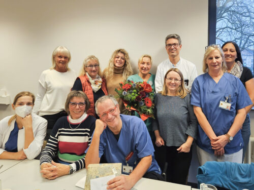 Bild: Nach über 30 Jahren verabschiedet das Team des Eltern-Kind-Zentrums am Klinikum Hanau die langjährige Hebamme Roswitha Schmidt (in der Mitte mit Blumenstrauß) in den Ruhestand.'