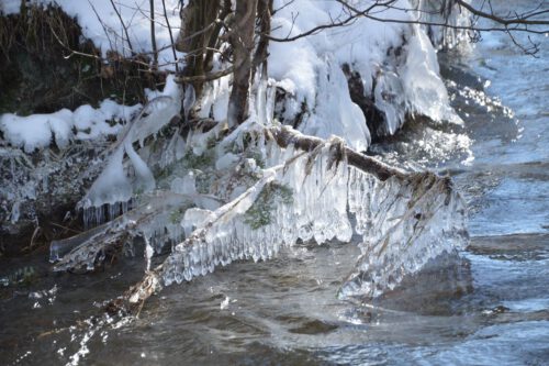 Bachlauf mit Eiszapfen