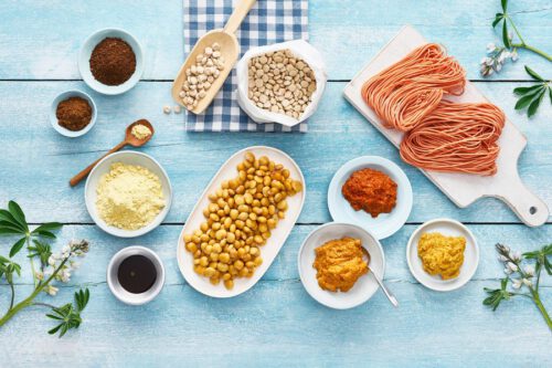 Eine Auswahl an Hülsenfrüchten in kleinen Schalen