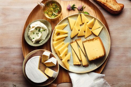 Teller mit Käsebrot und verschiedenen Dipps