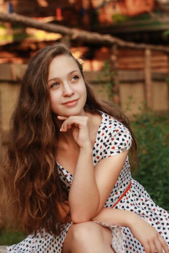 Portrait junger Dame in Pünktchen Kleid