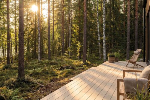 Holzterrasse im Wald