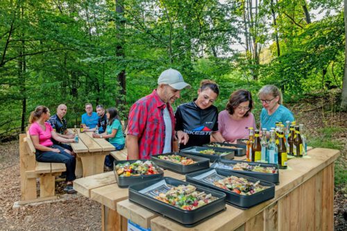 Kulinarisches Bufett im Wald