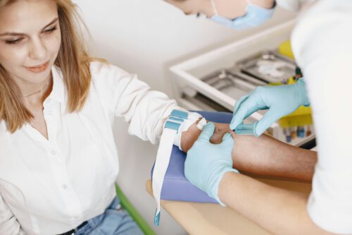 Frau erhält Blutransfusion
