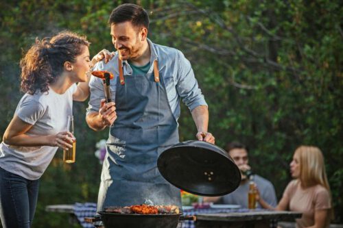 Päärchen am Grill