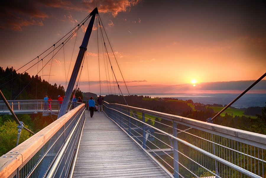 Skywalk Brücke im Sonnenuntergang