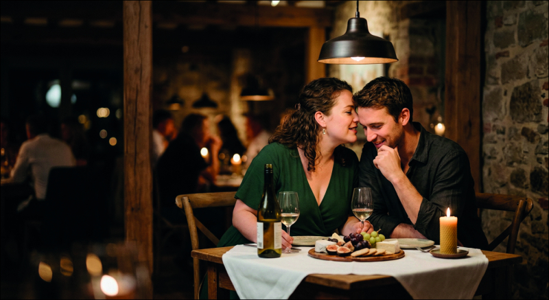 Junges Paar beim romantischen Abendessen