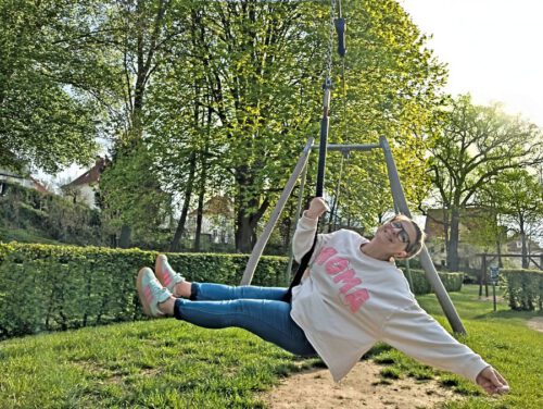 Frau auf Schaukel