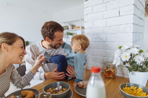 Mutter und Papa mit Sohn am Esstisch