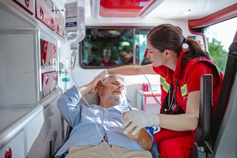 Patient wird von Notarzt im RTW versorgt