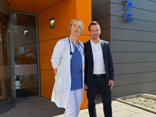 Ärztin mit GF vor Klinikum Hanau