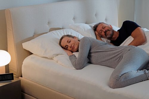 Päärchen in Seitenlage im Bett