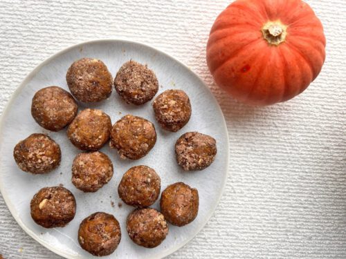 Minibällchen auf weißem Teller