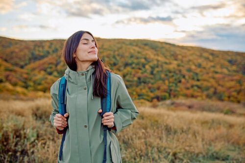 Junge Wanderin genießt die Natur